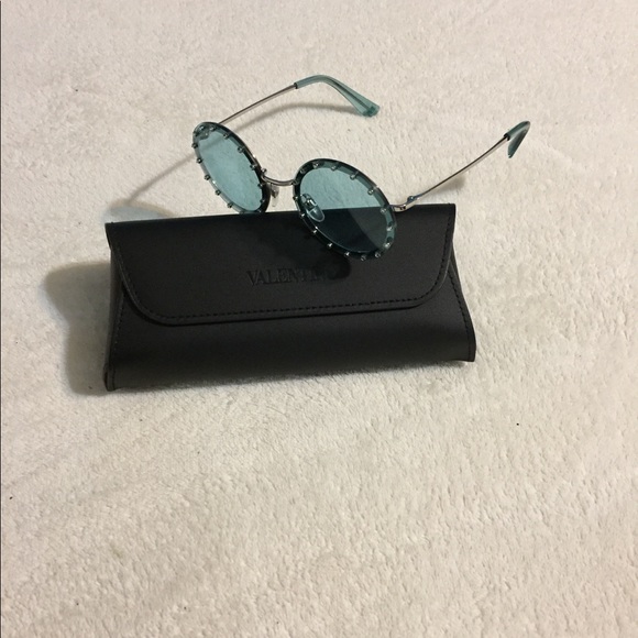 😎 Authentic Valentino sunglases 😎 - Picture 4 of 8